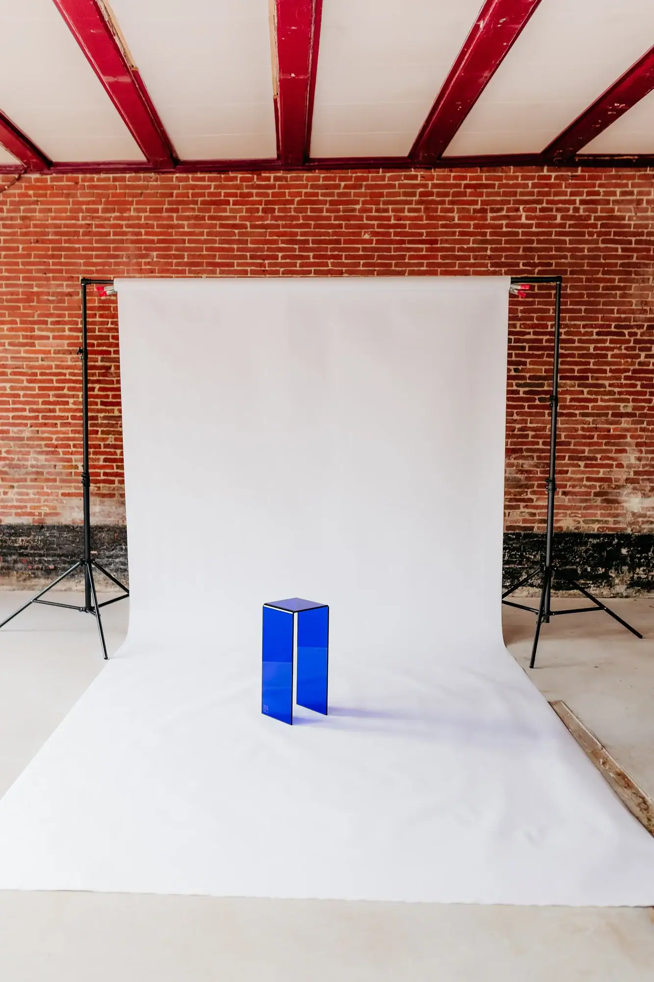 Productfotografie van de Plantentafel 'Pilar Deep' met witte achtergrond.