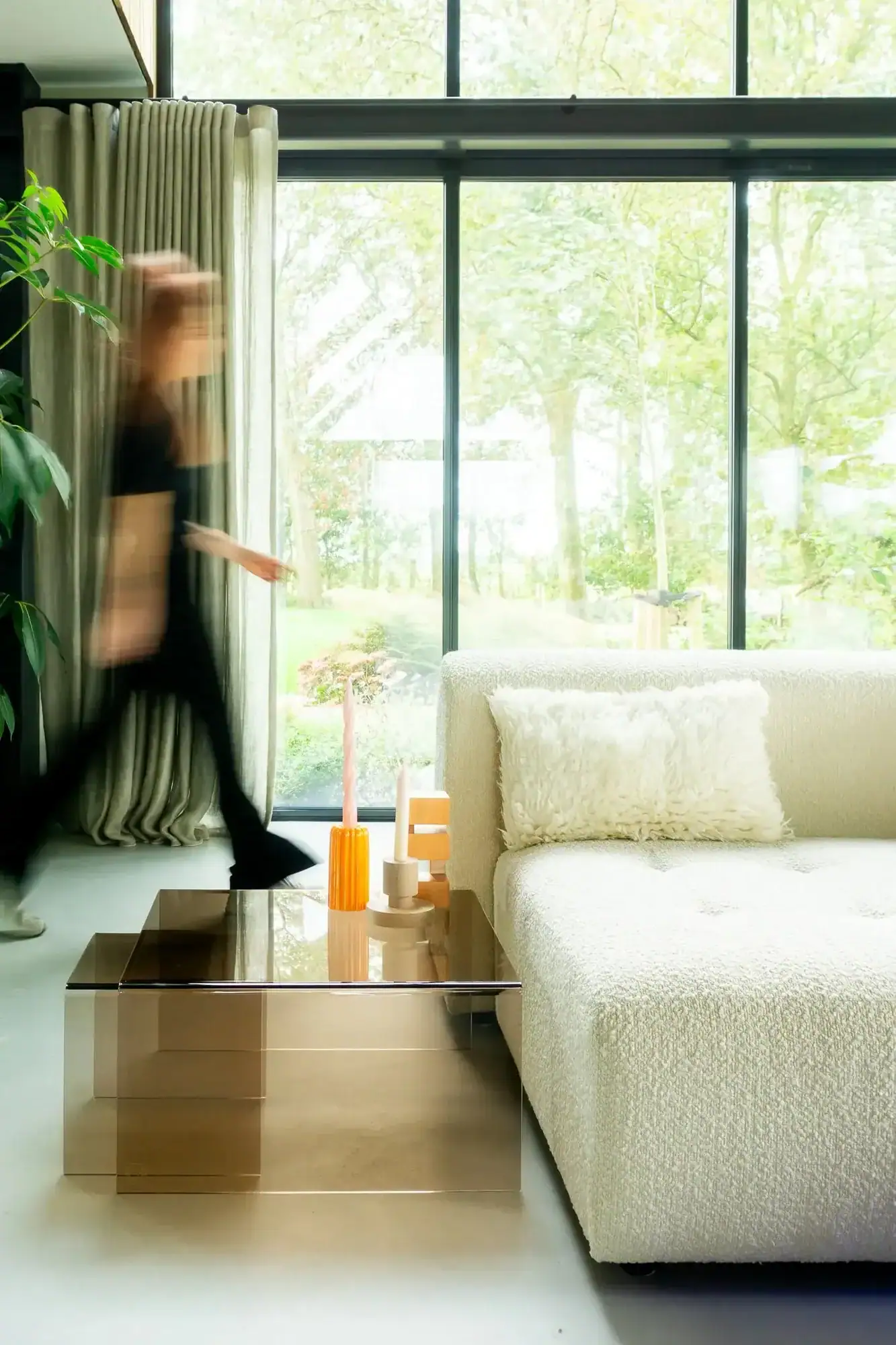 Salontafel 'Cube Hazel' in modern woonkamer met grote ramen en natuurlijke lichtinval.