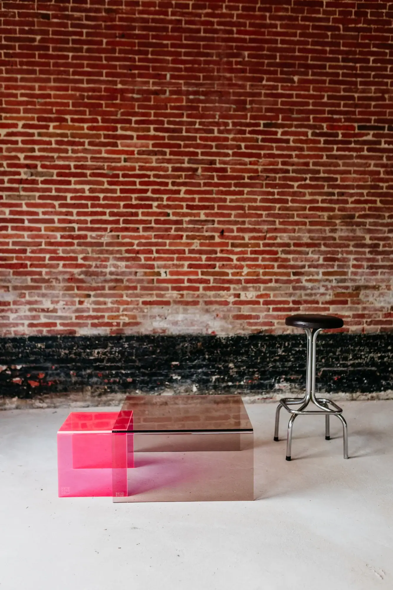 Salontafel 'Cube Hazel' met modern design en transparant kleur.