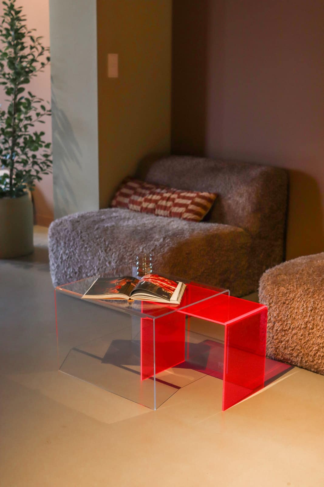 Arc Zen salontafel met modern design en heldere kleuren.