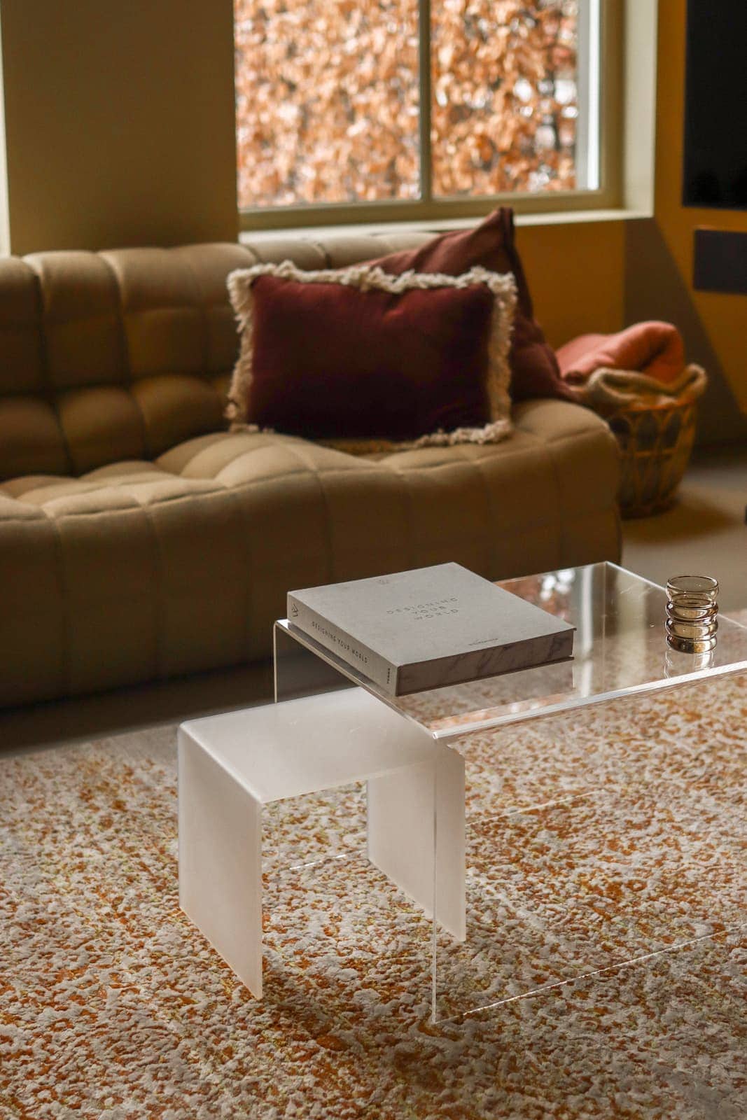 Salontafel 'Arc Zen' in modern woonkamer, minimalistisch design en natuurlijke uitstraling.